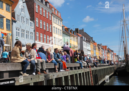 Nyhavn Kai überfüllt mit Touristen und jazz-Fans an einem sonnigen Sommertag während The Copenhagen Jazz Festival. Kopenhagen, Dänemark. Stockfoto