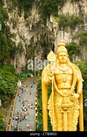 Batu Höhlen, ist eine der populärsten hinduistischen Heiligtümer außerhalb von Indien, Lord Murugan gewidmet. Statue von Lord Murugan. Stockfoto