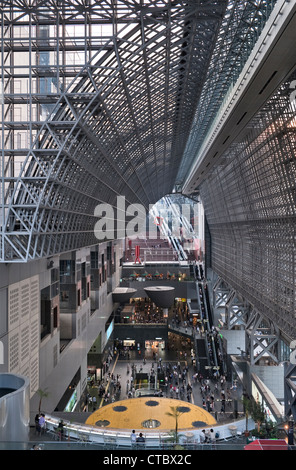 Die zentrale Halle am Bahnhof Kyoto, Japan. Ein riesiges futuristisches Gebäude, entworfen von Hiroshi Hara, es wurde 1997 eröffnet Stockfoto