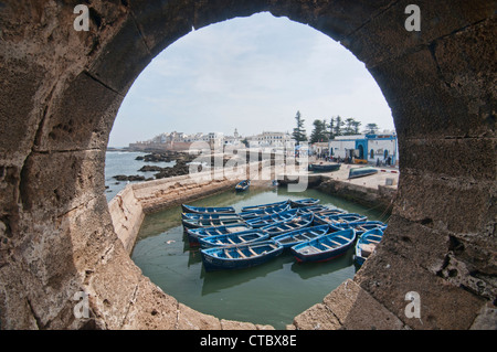 Angelboote/Fischerboote und Blick auf die Stadt durch die Skala du Port historische Bastion in Essaouira, Marokko Stockfoto