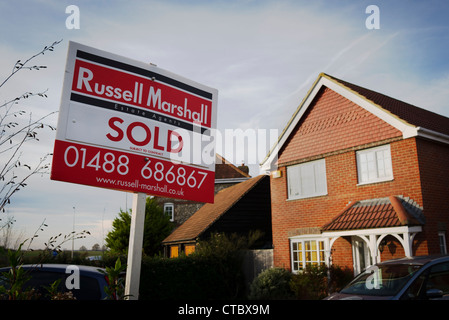 Zeichen vor Haus in Hungerford Berkshire UK verkauft Stockfoto