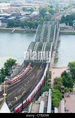 Blick vom oberhalb der Hohenzollernbrücke über den Rhein am Bahnhof in Köln Stockfoto
