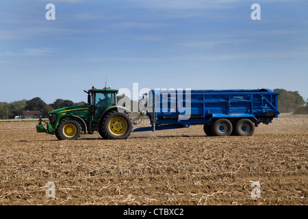 John Deere 7930 Traktor & Stewart GX20-24Z Anhänger während der Kartoffelernte in Norfolk an einem hellen Sonnentag. Stockfoto