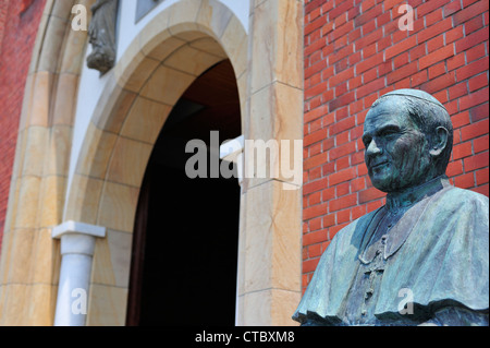 Johannes Paul II.-Statue, Urakami Kathedrale, Nagasaki City, Nagasaki-Präfektur, Kyushu, Japan Stockfoto