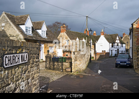 Kirche gehen Zeichen und schmale Straße im alten Teil der Stadt Melksham Wiltshire England UK EU Stockfoto