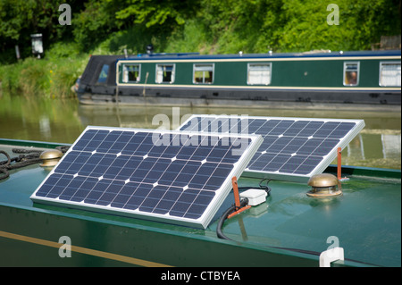 Solarzellen zur Stromerzeugung auf einem engen Boot auf dem Kennet & Avon Kanal in Devizes Wiltshire England UK EU Stockfoto