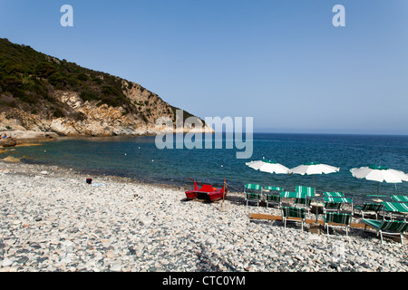 Capo Nord Strand mit weißen Steinen und Sonnenschirmen an Marciana Marina Insel Elba, Italien. Stockfoto