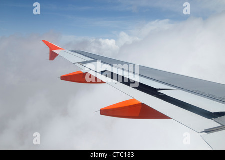 Flügel des Easyjet-Flugzeuge mit Spoiler, in Vorbereitung für die Landung Stockfoto