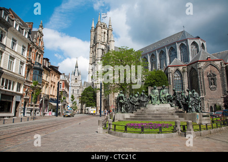 Gent - Sankt-Nikolaus-Kirche und Hubertus und Johannes Van Eyck Denkmal am 24. Juni 2012 in Gent, Belgien. Stockfoto