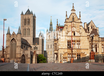 Gent - schauen von Saint Michael s Brücke-Nikolaus-Kirche und Rathaus Abend am 24. Juni 2012 in Gent, Belgien. Stockfoto