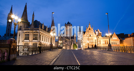 Gent - schauen von Saint Michaels Brücke-Nikolaus-Kirche und Rathaus Abend am 24. Juni 2012 in Gent, Belgien. Stockfoto