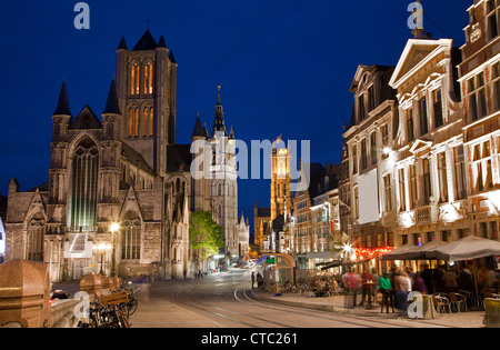 Gent - schauen von Saint Michaels Brücke, Nikolas Kirche und Rathaus Abend am 24. Juni 2012 in Gent, Belgien. Stockfoto