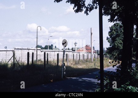 Die Berliner Mauer in Staaken während des Kalten Krieges im Jahr 1975 Stockfoto