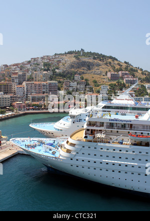 Kreuzfahrt Schiffe in Kusadasi, Louis Olympia und Thomson Majestät, Kusadasi, Türkei Stockfoto