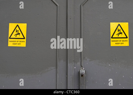 Gefahr des Todes Zeichen auf einer Straße Strom Schrank in Richmond nach Themse, Surrey, england Stockfoto