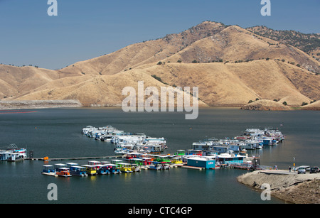 Hausboote auf Lake Kaweah, ein künstlicher Stausee in den westlichen Ausläufern der Sierra Nevada Stockfoto