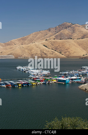 Hausboote auf Lake Kaweah, ein künstlicher Stausee in den westlichen Ausläufern der Sierra Nevada Stockfoto