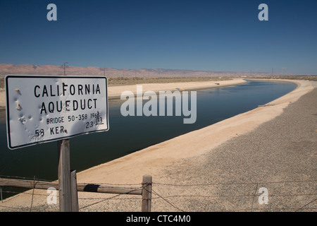 Buttonwillow, Kalifornien - The California Aqueduct bringt Wasser aus Nord- und Mitteleuropa Kalifornien nach Südkalifornien. Stockfoto