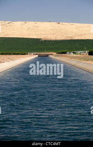 Die Friant-Kern-Kanal, der Bewässerung, im San Joaquin Valley transportiert Stockfoto