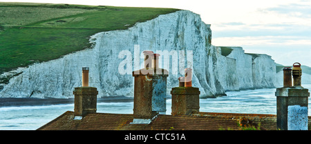 Schornsteine auf einer alten Küstenwache Hütte stehen im Kontrast zu den weißen Kreidefelsen bei Seven Sisters auf der South Downs in East Sussex Stockfoto