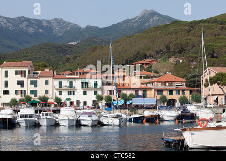 Blick auf Boote im kleinen Hafen von Marciana Marina, Insel Elba, Italien. Stockfoto