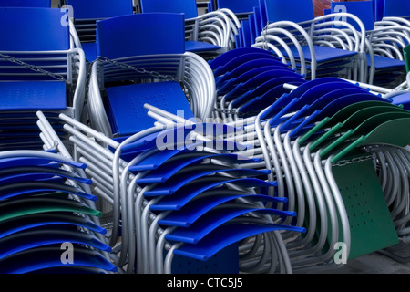viele farbige gestapelten Stühlen im freien Stockfoto