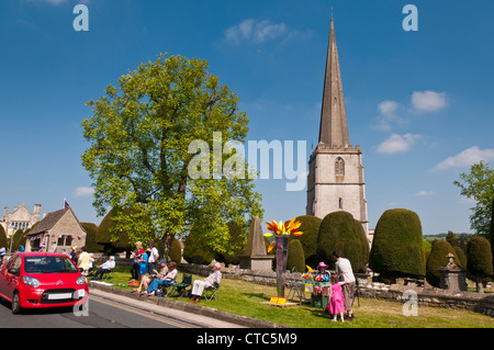 Menschen warten auf Olympia Fackelträger ankommen, Painswick, Gloucestershire, UK (23. Mai 2012) Stockfoto