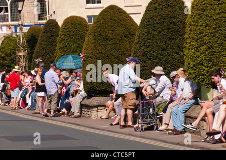 Menschen warten auf Olympia Fackelträger ankommen, Painswick, Gloucestershire, UK (23. Mai 2012) Stockfoto