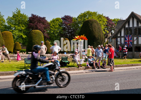 Menschen warten auf Olympia Fackelträger ankommen, Painswick, Gloucestershire, UK (23. Mai 2012) Stockfoto