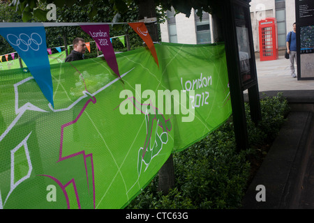 London2012 Olympische Banner und Anhänger im Finanzbezirk der City of London diverse Sportarten zu fördern. Stockfoto