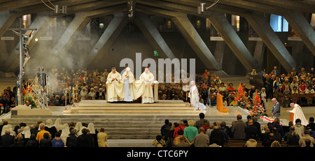 Gottesdienst in der Basilika des heiligen Pius X / unterirdische Basilika an der Wallfahrtskirche unserer lieben Frau von Lourdes, Pyrenäen, Frankreich Stockfoto