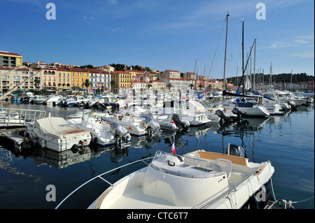 Motorboote und Segelboote im Hafen von Port-Vendres, Pyrénées-Orientales, Pyrenäen, Frankreich Stockfoto