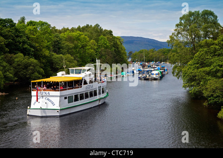 Flussboot Kreuzfahrt auf dem Fluss Leven von Balloch Pier nach Norden in Richtung Loch Lomond, Stirlingshire, Schottland, UK Stockfoto