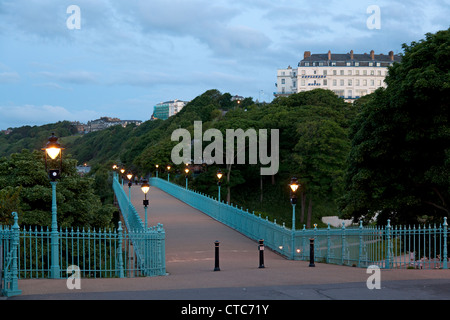 Der Spa-Brücke bei Dämmerung, Scarborough, North Yorkshire Stockfoto