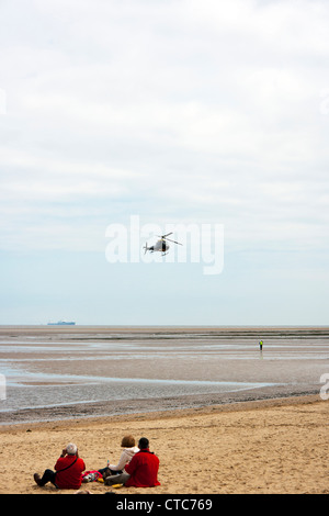 Hubschrauber kommen, um auf Cleethorpes Strand beim Festival des Fluges landen Stockfoto