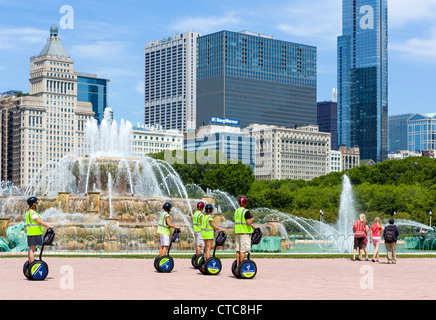 Eine Segway City Tour vor dem Buckingham-Brunnen, Grant Park, Chicago, Illinois, USA Stockfoto