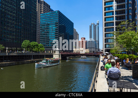 Büroangestellte, Mittagessen im Restaurant Terrasse mit Blick auf Chicago River mit Monroe Street Bridge hinter, Chicago, Illinois, USA Stockfoto