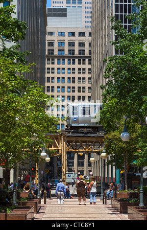 L-Zug auf The Loop angesehen von Financial Place in der Innenstadt von Chicago, Illinois, USA Stockfoto