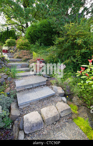 Garten Steinstufen zum Hinterhof mit Bäumen und Pflanzen