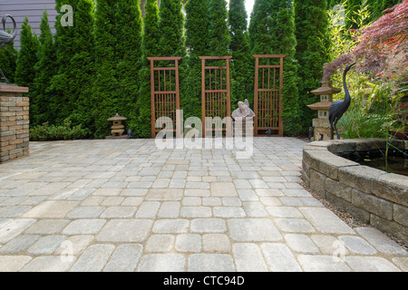 Garten Garten Fertiger Terrasse mit Teich Spalier Steinpagode Bronze Kran Skulpturen Dekoration Stockfoto