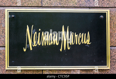 Melden Sie sich außerhalb des Speichers Neiman-Marcus auf der Magnificent Mile, Michigan Avenue, Chicago, Illinois, USA Stockfoto