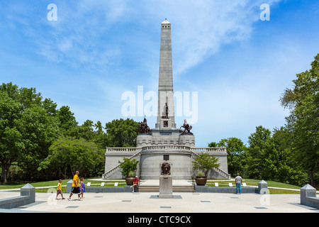 Touristen vor dem Grab von Präsident Abraham Lincoln, Oak Ridge Cemetery in Springfield, Illinois, USA Stockfoto