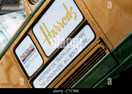 Harrods-Schild an einem London-Tour-bus Stockfoto