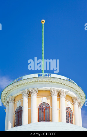 Blitzableiter auf altes Haus mit blauen Himmel Sommer Hintergrund Stockfoto