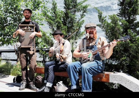 NEW YORK CITY, USA - 15.Juni: Straßenmusiker spielen in High Line Park, Chelsea. 15. Juni 2012 in New York City, USA Stockfoto