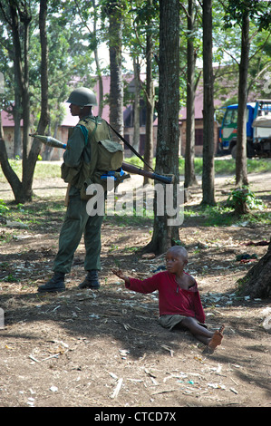 Kongolesische Soldaten und ein Kind, FARDC, Mushake, demokratische Republik Kongo Stockfoto