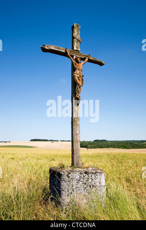 Kreuz am Straßenrand, Indre-et-Loire, Frankreich. Stockfoto