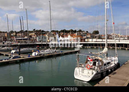 4107. yacht-Hafen und Stadt, Cowes, Isle Of Wight, Großbritannien Stockfoto