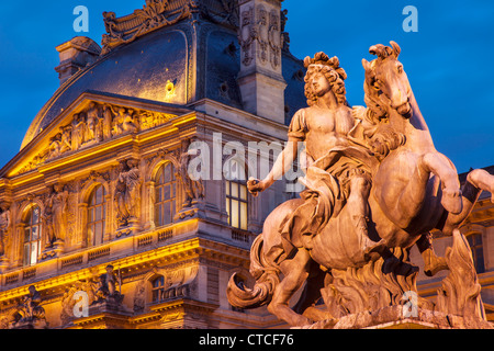 Reiterstandbild von König Louis XIV am Eingang zum Musee du Louvre, Paris Frankreich Stockfoto