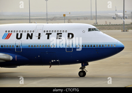 Boeing 747 der United Airltnes Landung in internationalen Flughafen Incheon, Südkorea, Asien Stockfoto